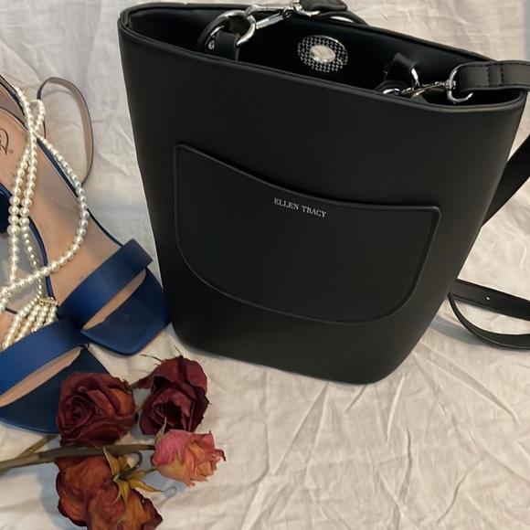 🦋🖤Ellen Tracy Quilted Top Handle Crossbody🖤🦋 - Picture 5 of 9